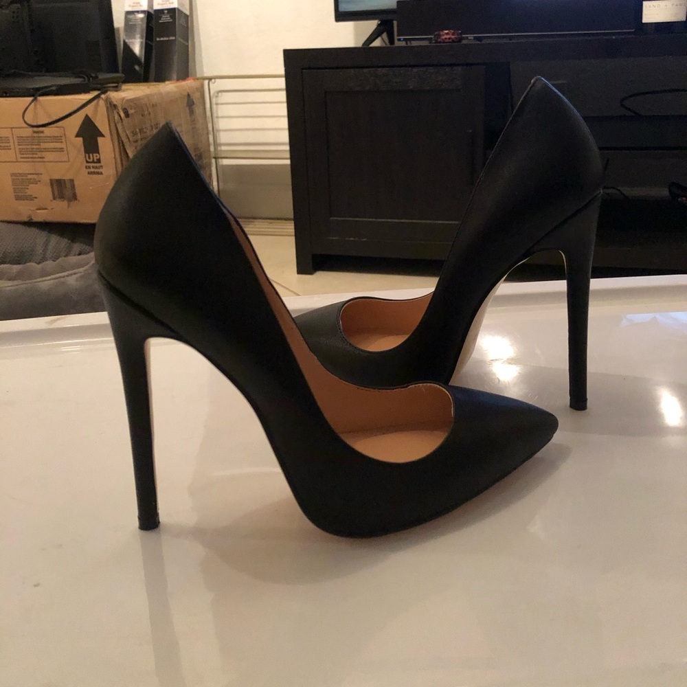 Black pumps